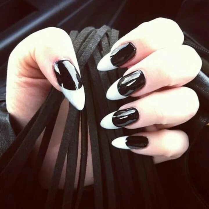 Черные белые ногти длинные. Ногти черно белые. Черные длинные ногти. Маникюр белый с черным. Маникюр чёрный с белым на длинные ногти.
