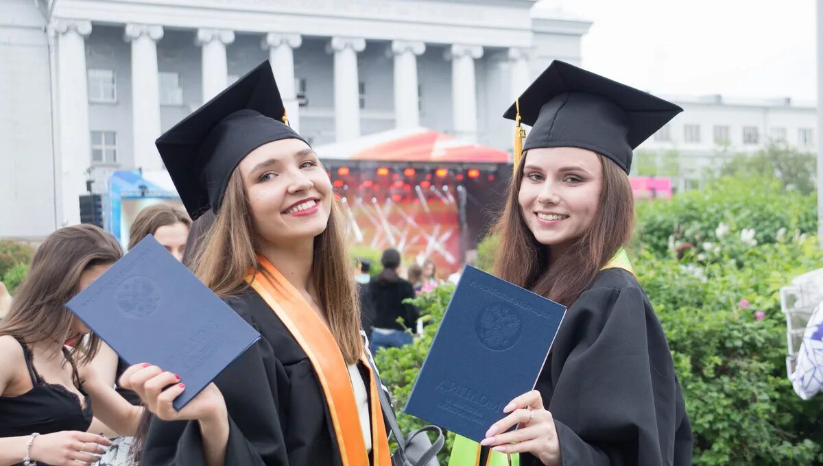 Вузы спб после 11. Выпускник вуза. Выпускники магистры. Студенты в вузе. Бакалавр Магистр.