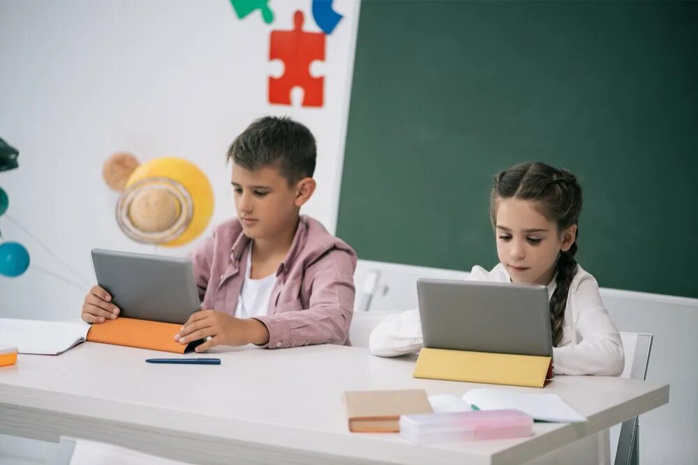 Дети на уроке. Включи школьная. Включи школьная. Pictures of using cellphones in classroom. Ученик подросток.