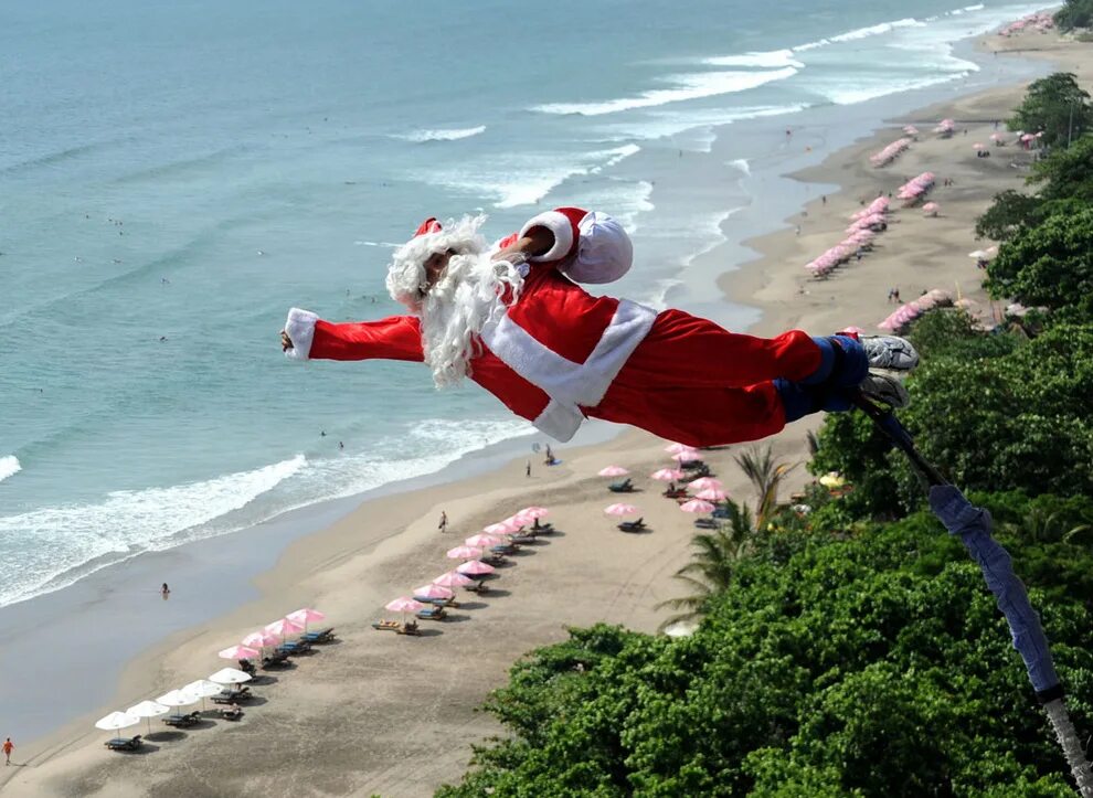 Санта на пляже. Новогодняя пальма. Santa beach. Santa beach. Новый год на пляже.