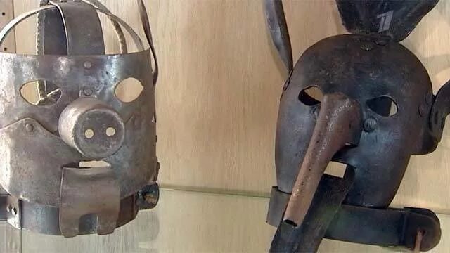 маска для болтливых женщин средневековье. маска позора в средневековье. маска позора пытка средневековья. маска позора в средневековье. железные маски средневековья.