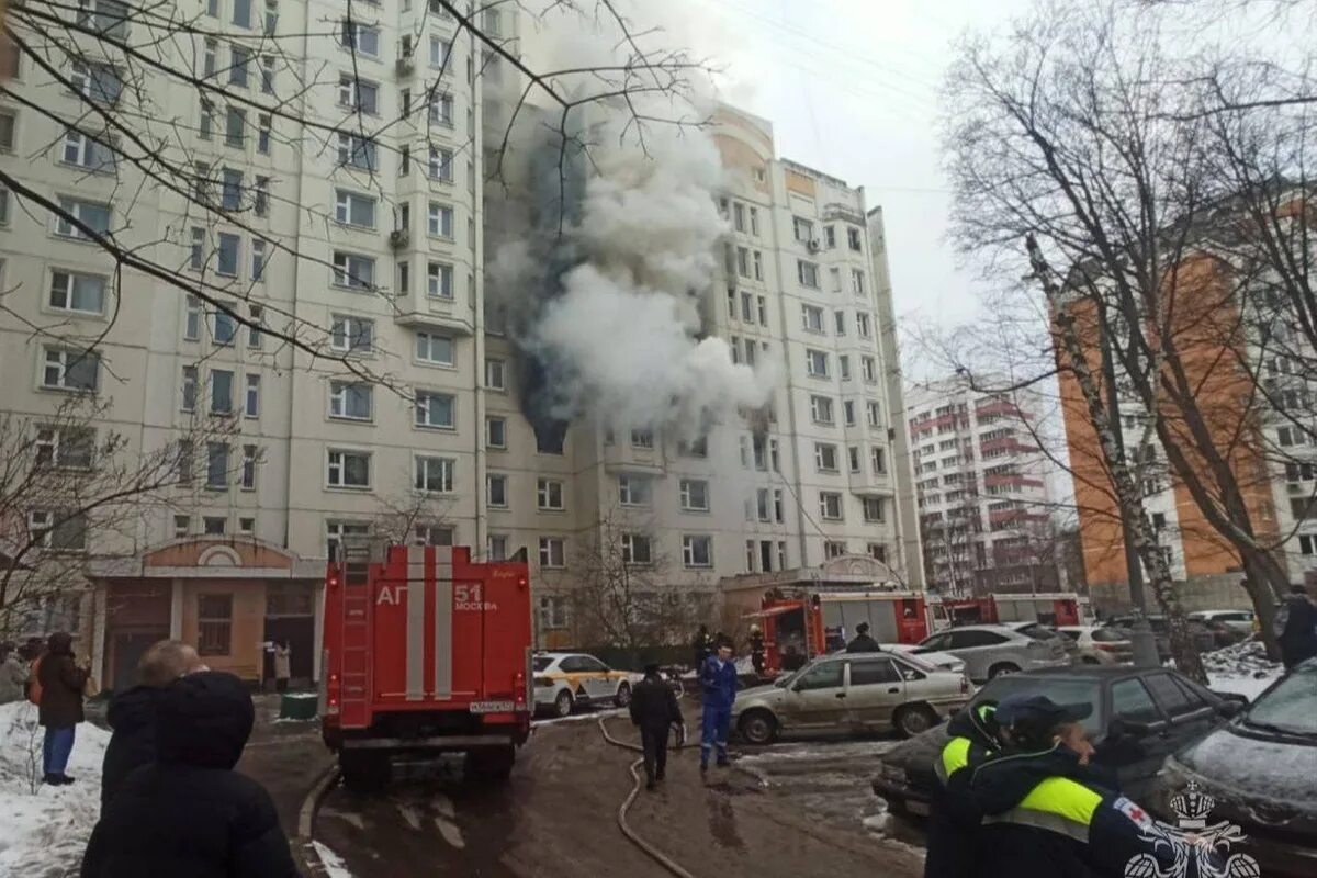 Этажи сгорел. Пожар на Коровинском шоссе. Пожар в квартире. Дом горит. Многоэтажки Москвы.