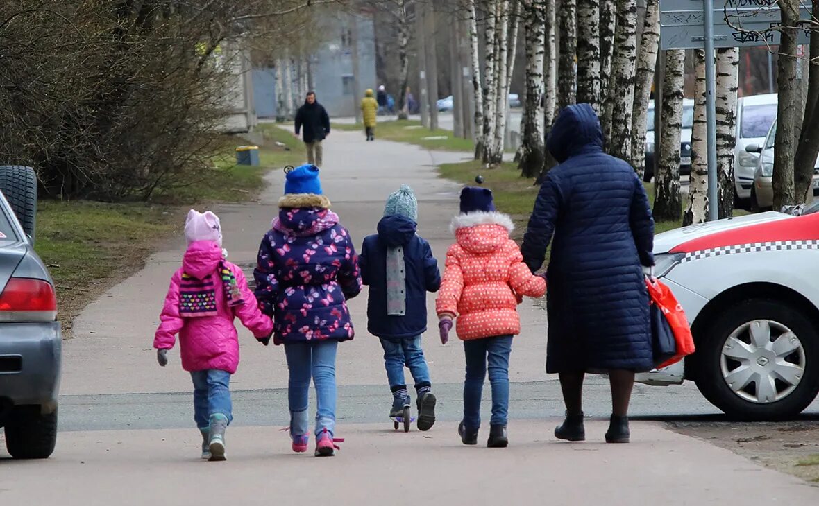 Выплаты семьям с детьми. Многодетная мать. Женщина с ребенком Россия. Многодетная семья. Поддержка российским семьям с детьми