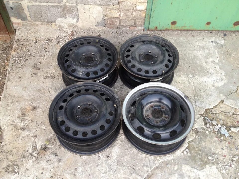 Ford fusion 2008 диски штампованные. Штампованные диски r15 на форд. Штампованные диски r15 на форд. Штамповки r18. Штампованные диски r15 от citroen c5.