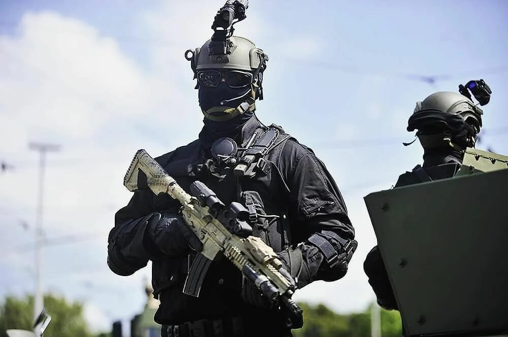 Закон области специальной военной. ЦСН Альфа противогаз. Delta Force спецназ в маске.