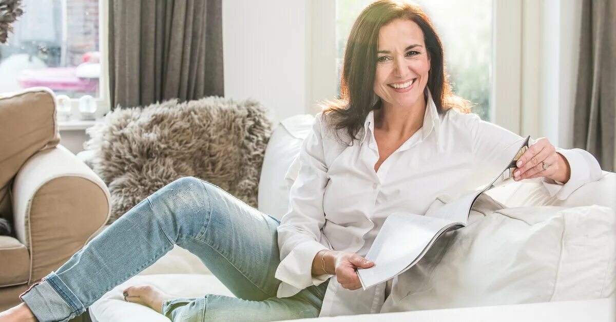 Как стать взрослая женщина. Макияж для взрослой женщины. Как стать взрослая женщина. Зрелость женщины. Женщина в возрасте с ноутбуком.