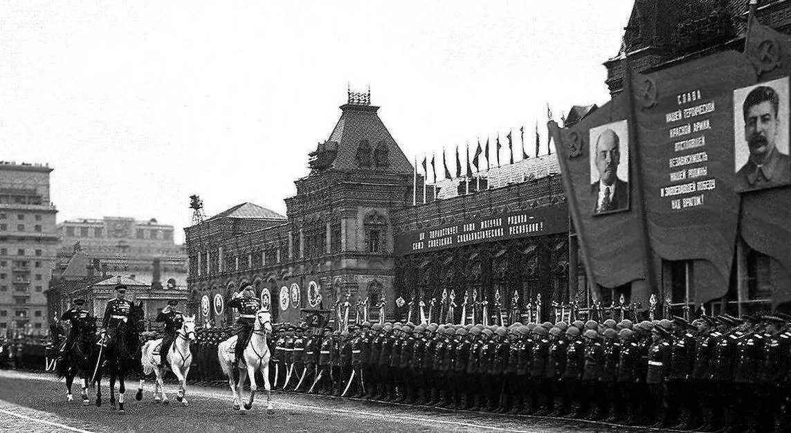 Годы когда проходили парады победы. Первый парад Победы 24 июня 1945 года. Парад 24 июня 1945 года в Москве на красной площади. Парад Победы 1945 года на красной площади в Москве Жуков. Первый парад Победы в Москве 1945.