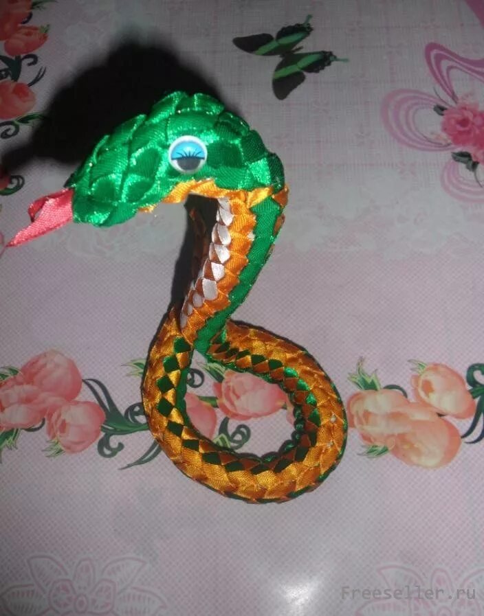 Змейка своими руками. Змея из атласных лент. Поделка змеи. Змея из пластиковых бутылок. Змея из бросового материала.