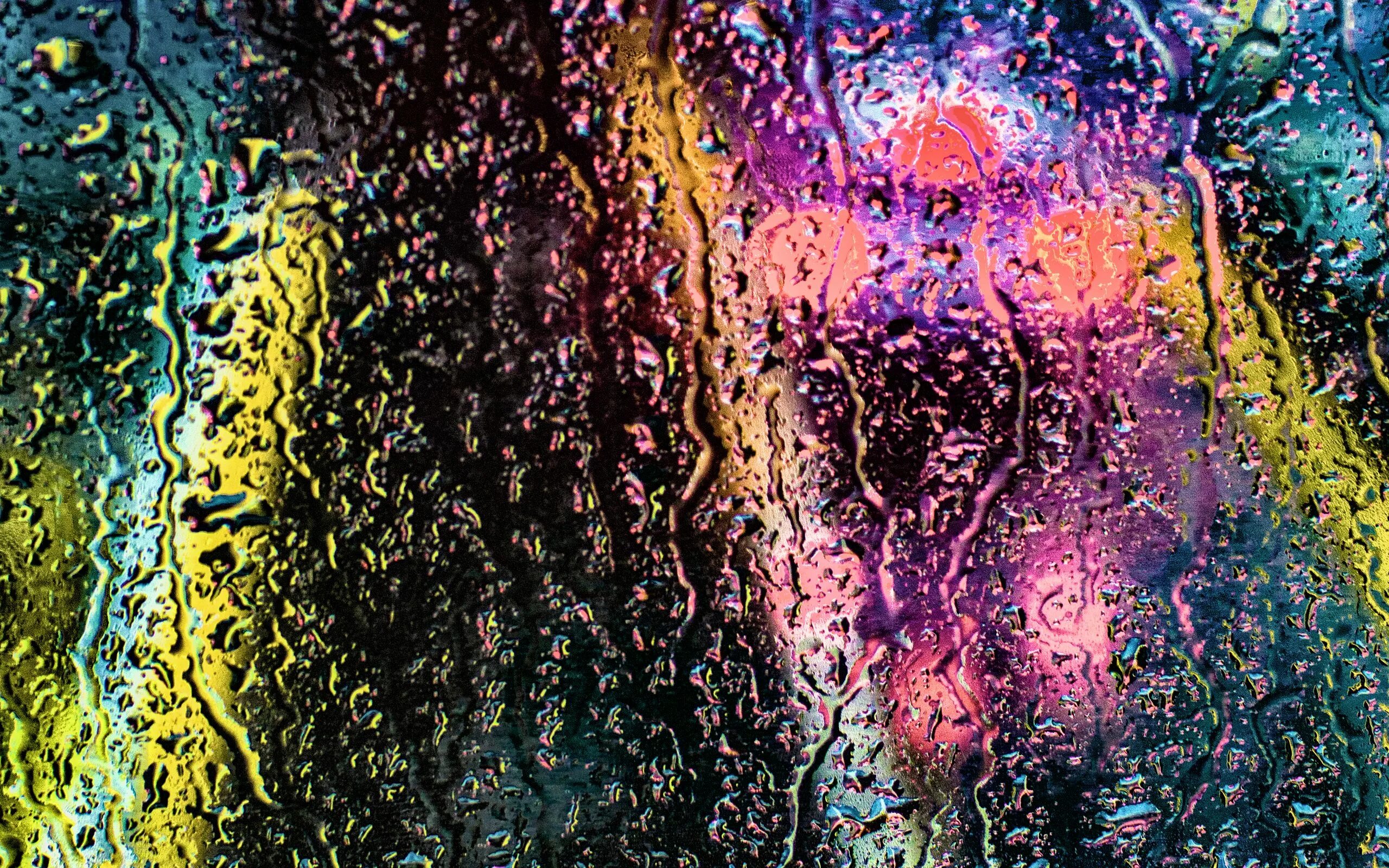 Разноцветный дождь. Обои дождь. Цветной дождь на стекле. Фон цветной дождь.