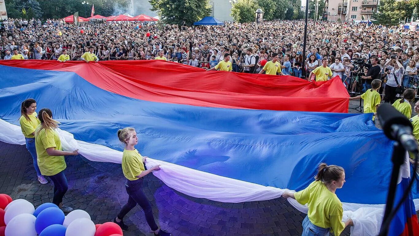 Новости про день россии. День России люди. С днём России 12 июня. 12 Июня день России празднование. День России 12 июня шествие.