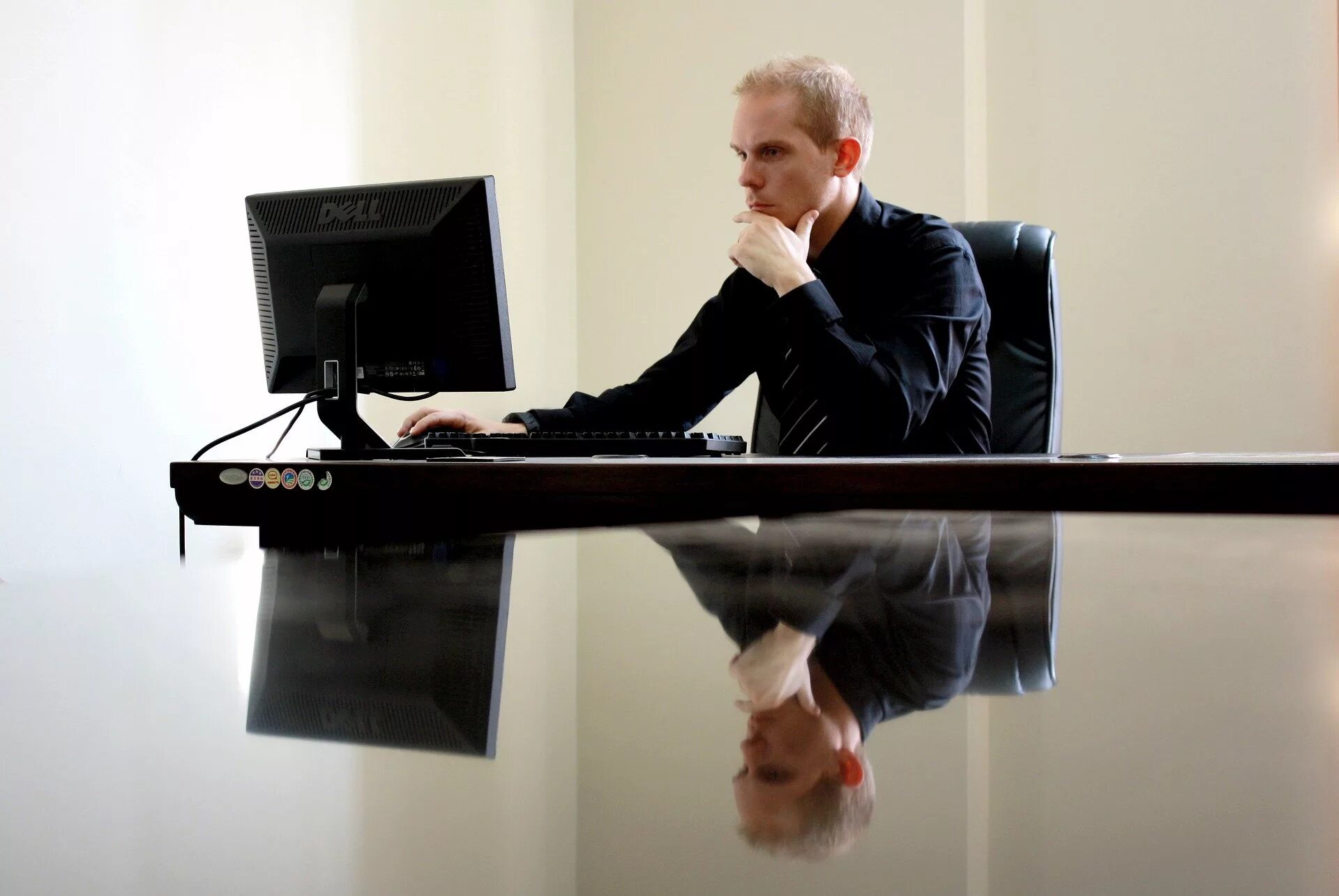 Человек за письменным столом. Человек за компьютером. Компьютер чиновник. Компьютер в офисе.