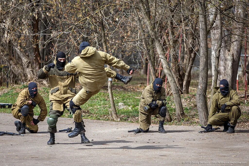 Russian combat. Рукопашный бой. Уличный рукопашный бой. Уличный солдат.