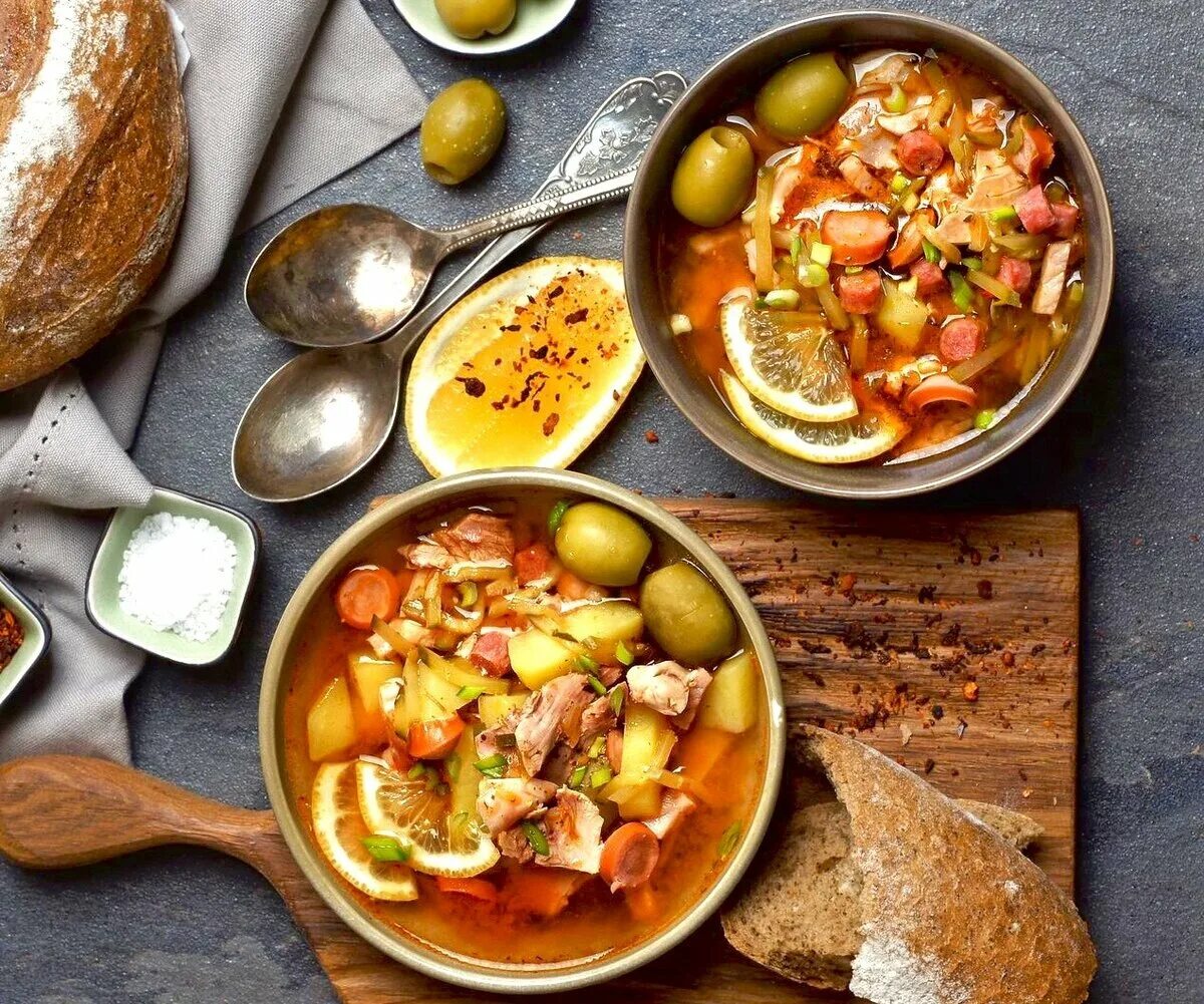 Солянка сборная рецепт с колбасой и солеными. Солянка сборная мясная. солянка мясная. нажористые блюда.
