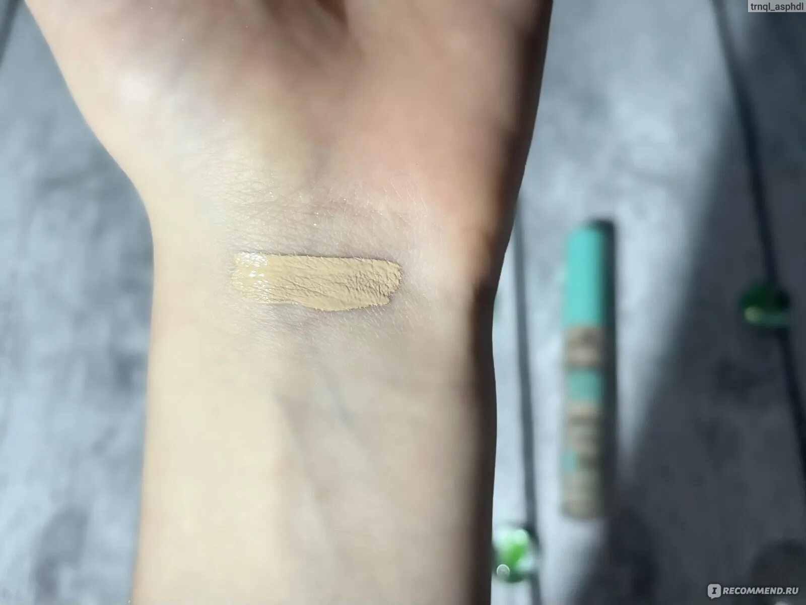 Essence консилер Skin loving'. Консилкр 10 sensitive Essence. Essence Skin loving' sensitive concealer. Консилер Эссенс скин Лавин.