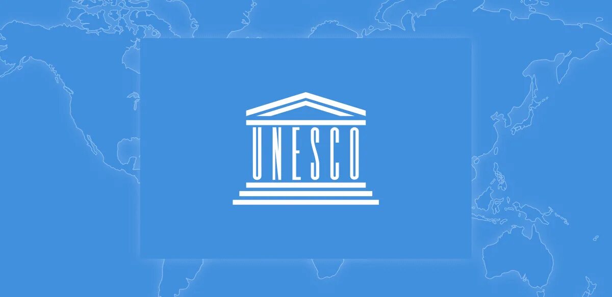 Unesco site. Флаг ЮНЕСКО. ЮНЕСКО эмблема. Фон ЮНЕСКО. ЮНЕСКО фон для презентации.