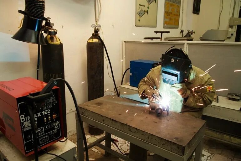 Электросварщик ручной аргонодуговой сварки. Mig mag 135-136. Сварщик. Сварщик. Сварщик машинно контактной сварки плит мечта.