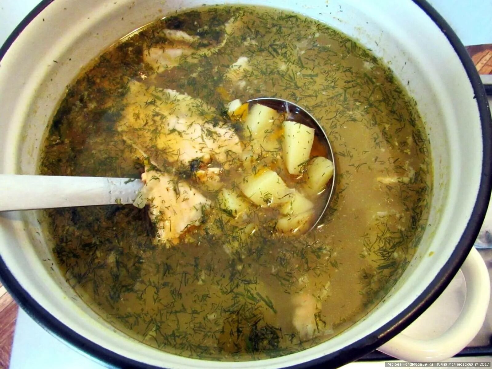Суп с консервами и пшеном картошкой. Суп с зажаркой. Поперчил суп. Суп из лаврушки. Рыбный суп без зажарки.