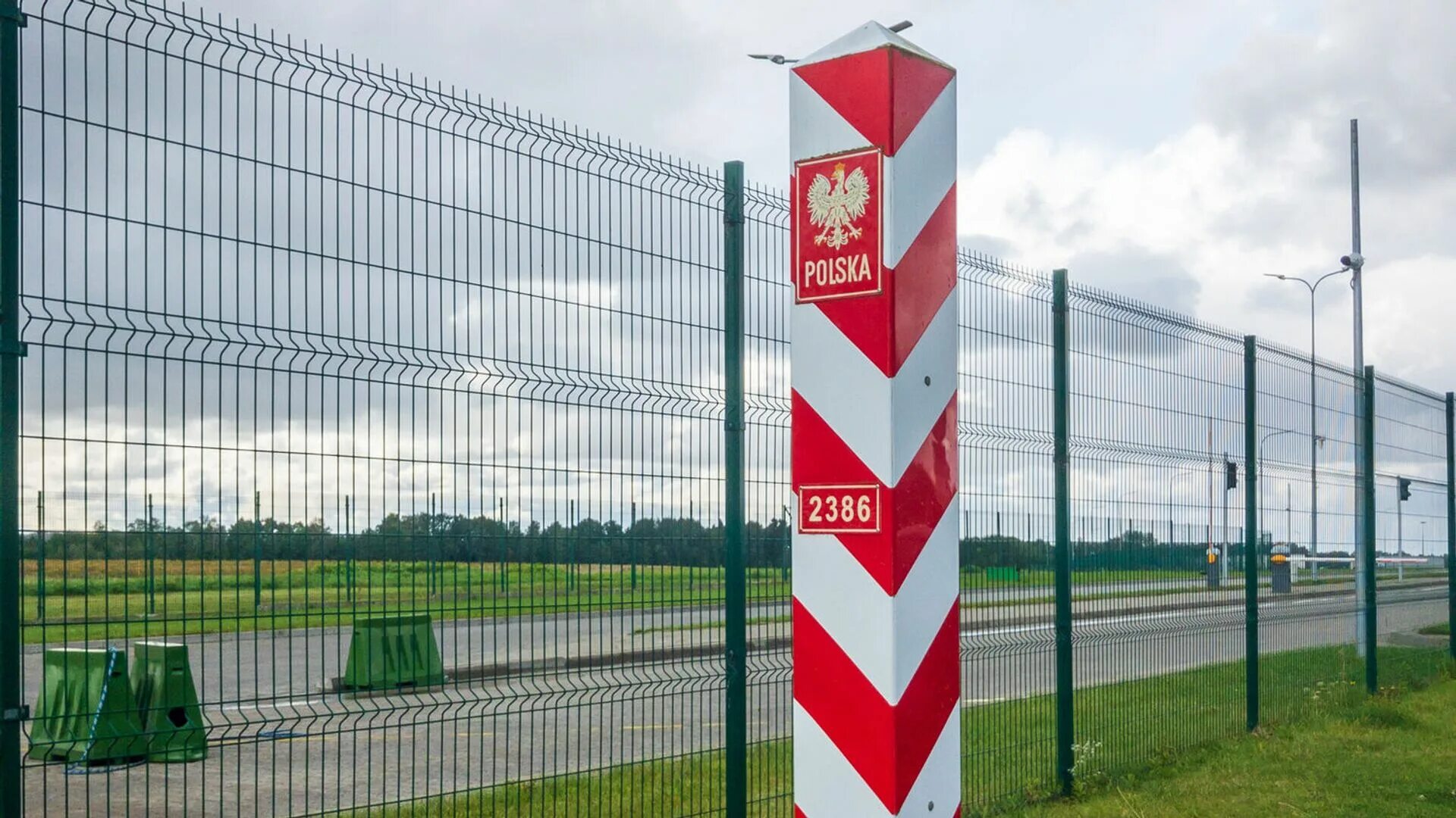 Сколько стоят на границе польша. Белорусско-польская граница. забор польша беларусь. граница польши и белоруссии. пограничный столб белоруссии.