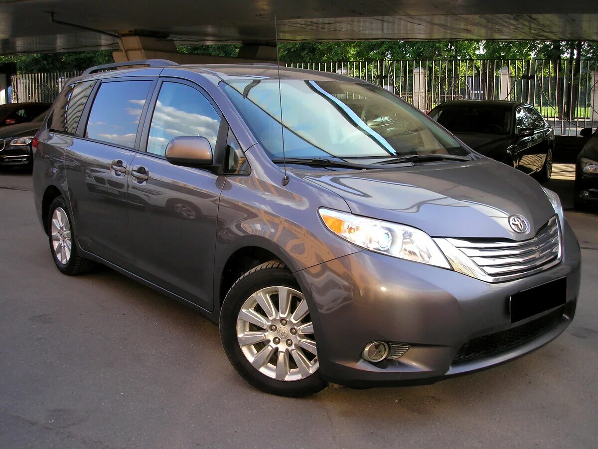 Тойота микроавтобус москва. Toyota Sienna 2010. Тойота Сиенна 2. Toyota минивэн 2008. Toyota 2010 Minivan.