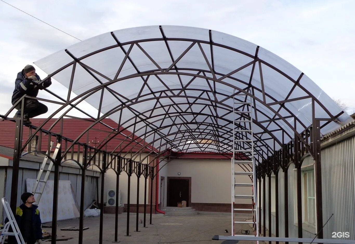 навес для сварщика. навес металлический. арочный навес из поликарбоната. сварочные работы навесы. навес из металлоконструкций.
