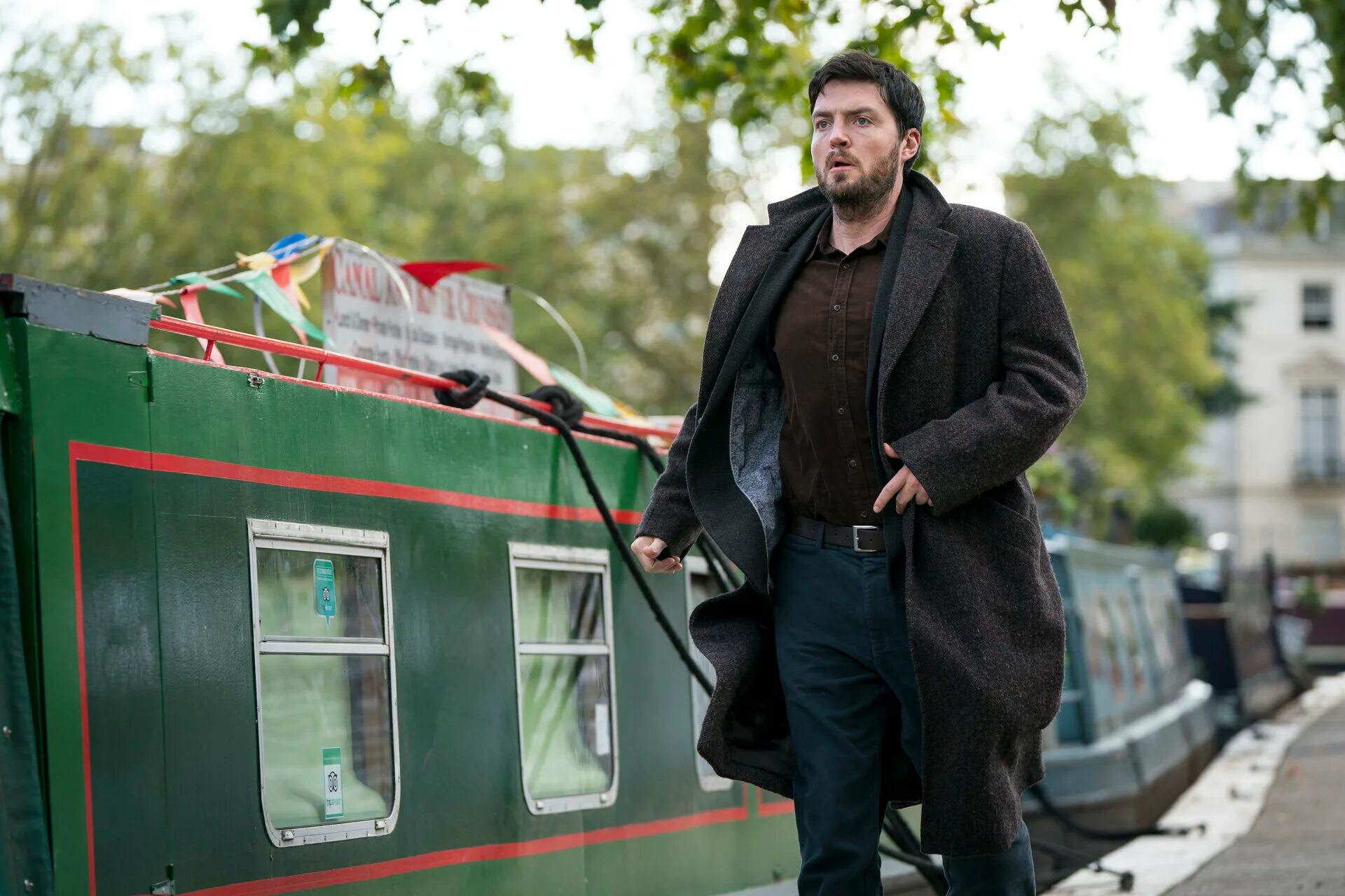 Том берк корморан страйк. Страйк 2017. Корморан страйк и робин эллакотт. Страйк 2017. Том берк корморан страйк.