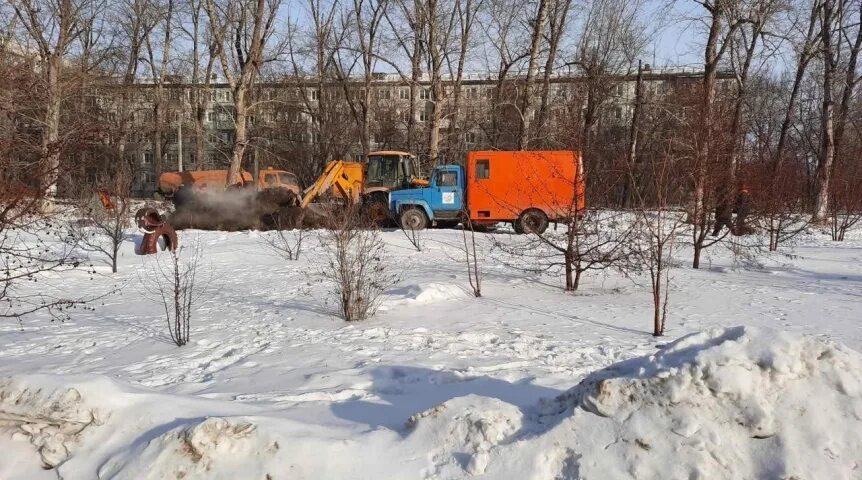 Тепловая г омска. МП тепловая компания Омск. МП тепловая компания Омск трактор. МП тепловая компания Омск новый экскаватор. МП тепловая компания авария.