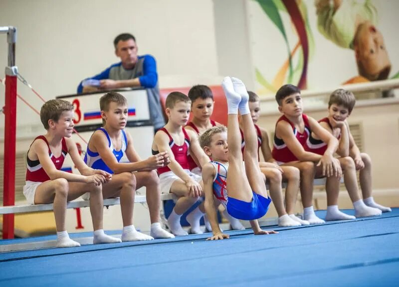 Особенности юных спортсменов. Спортивная гимнастика для мальчиков. Спортивная гимнастика дети. Спортивнаягимнстика мальчики. Мальчик гимнаст.