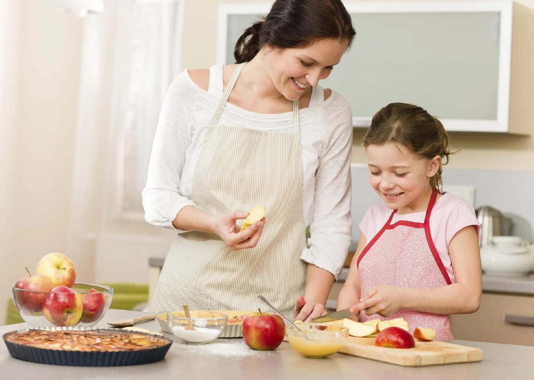 семья игрушки для детей. счастливая семья на кухне. семья с ноутбуком фотобанк. Family eat in kitchen. Adjustable baby highchair solution for your babies.