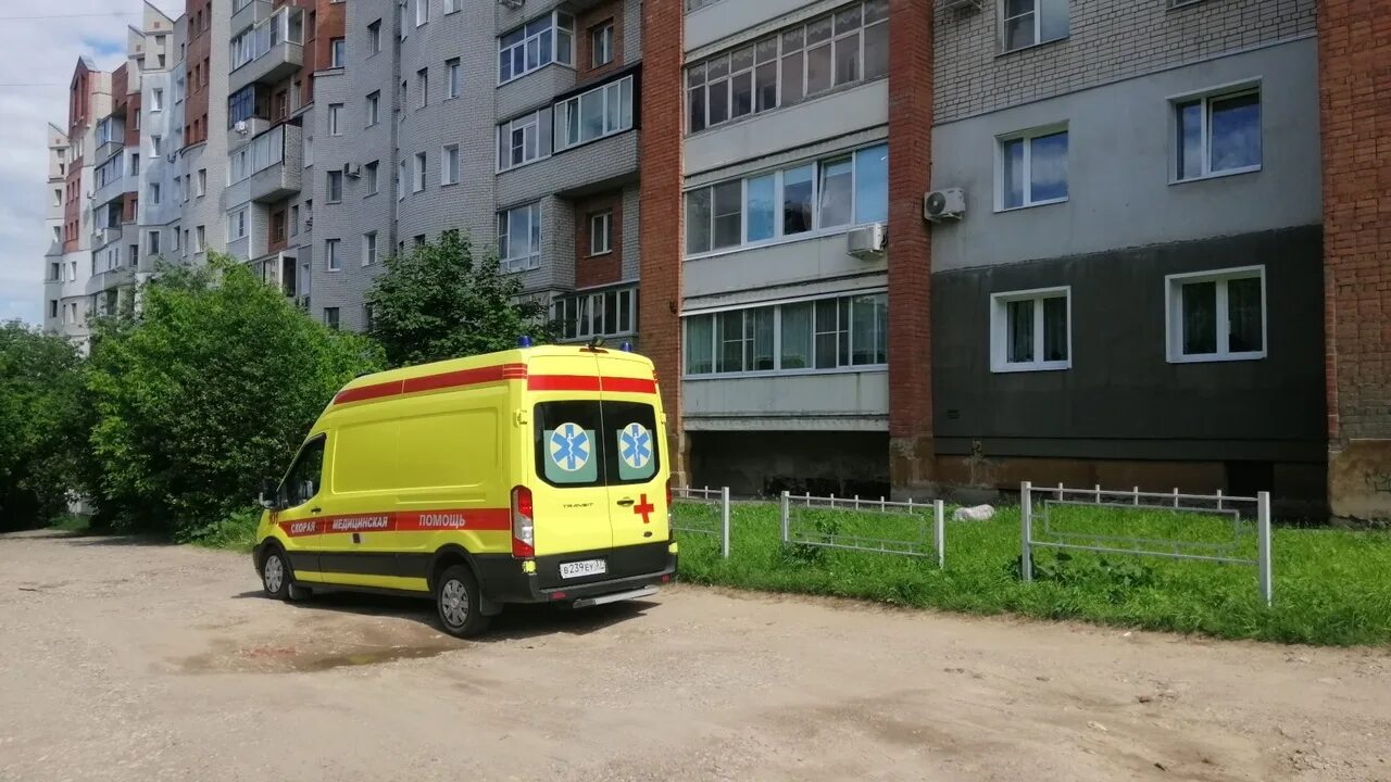 В бутово подростки выпали из окна 17-18. Ребёнок выпал из окна сегодня. Мальчик выпал из окна иваново. Полиция 37 ивановская область происшествия. Девочка прыгнула из окна.