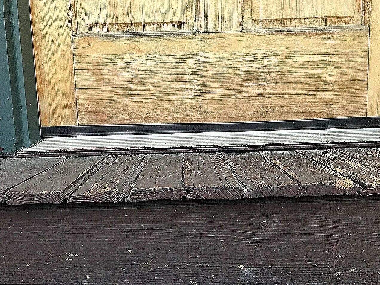 Монтаж входной металлической двери. Порог для входной двери. Порог на балкон. Широкий порог для входной двери. Бетонирование пола порог.