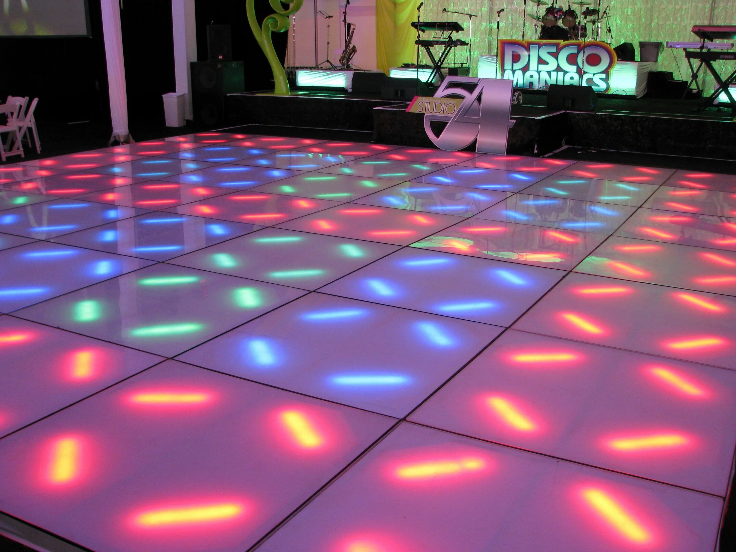 Newlightchild dancefloor. Пол дискотеки. Интерактивный светодиодный пол. Танцпол с подсветкой. Танцпол светящийся квадраты.