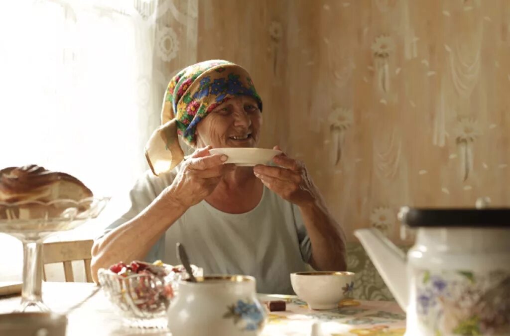 С тетей чай пью. Бабушка пьет чай. бабушки за чаем. бабушка за столом. чаепитие у бабушки.