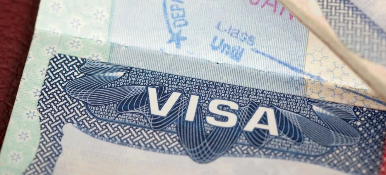 Проще получить визу. Фон виза в руке. us visa. visa in uk. обои с рисунком визу на телефон.