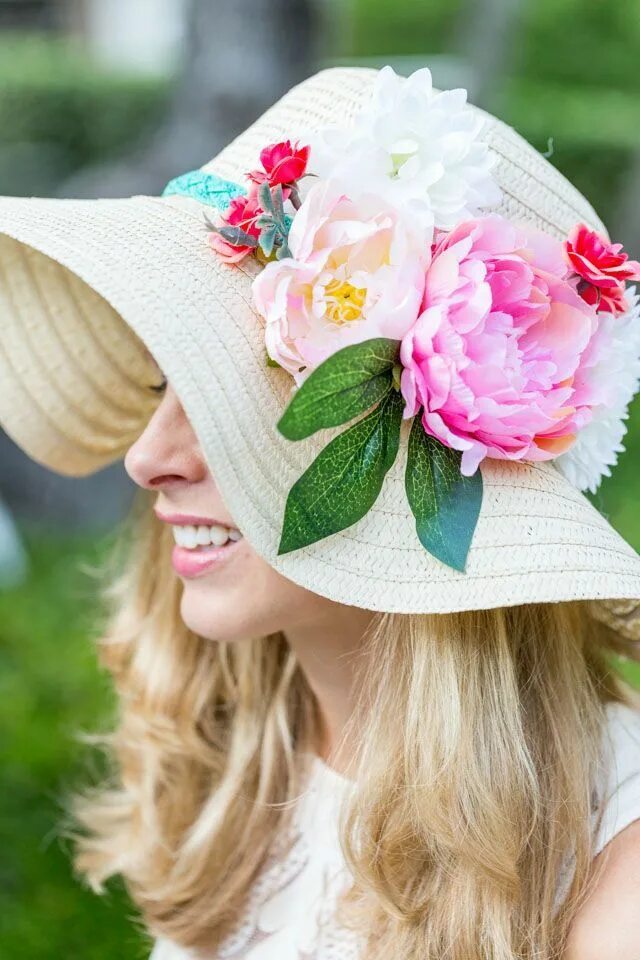 Как украсить шляпку. Шляпа с цветами. Шляпка цветочек. Декор шляп.