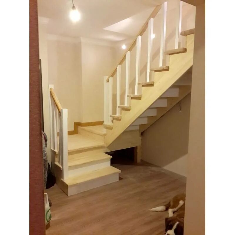 Straight staircase / wooden steps / lateral stringer / with risers - W/101/1 - C