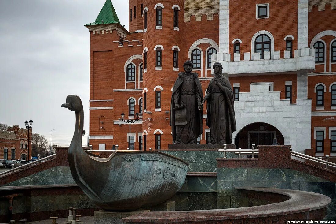 2 дня в йошкар оле. Город Йошкар-Ола памятники Йошкар Ола. Памятник Петру и Февронии Муромским Йошкар Ола.