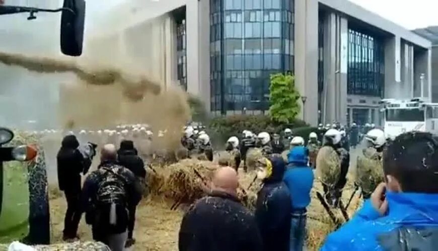 Протесты голландских фермеров. Слусарь сила фермеров протест. Протесты фермеров. В кишиневе фермеры. Протесты европейских фермеров.