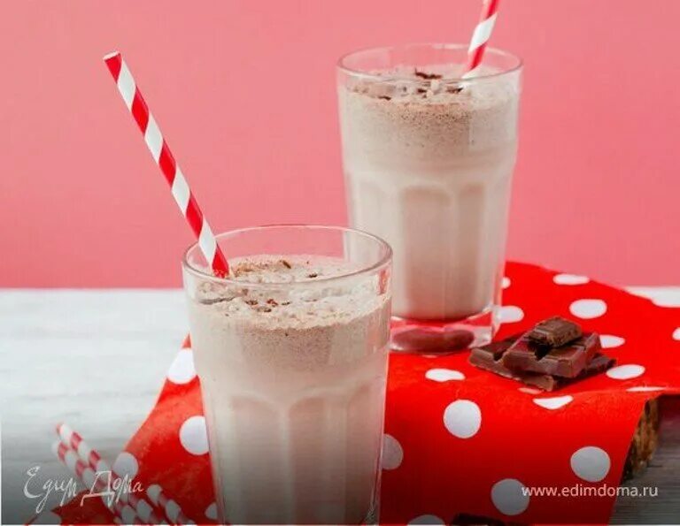 молочный коктейль на вынос. любите молочный коктейль. рецепт клубничного коктейля. молочный коктейль клубника в стакане.