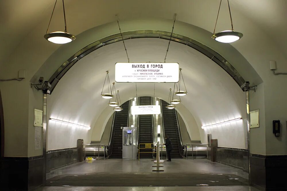 театральная площадь революции эскалатор. переход со станции охотный ряд на площадь революции. эскалатор бизнес класса. подсветка эскалатора. метро охотный ряд театральная площадь революции.