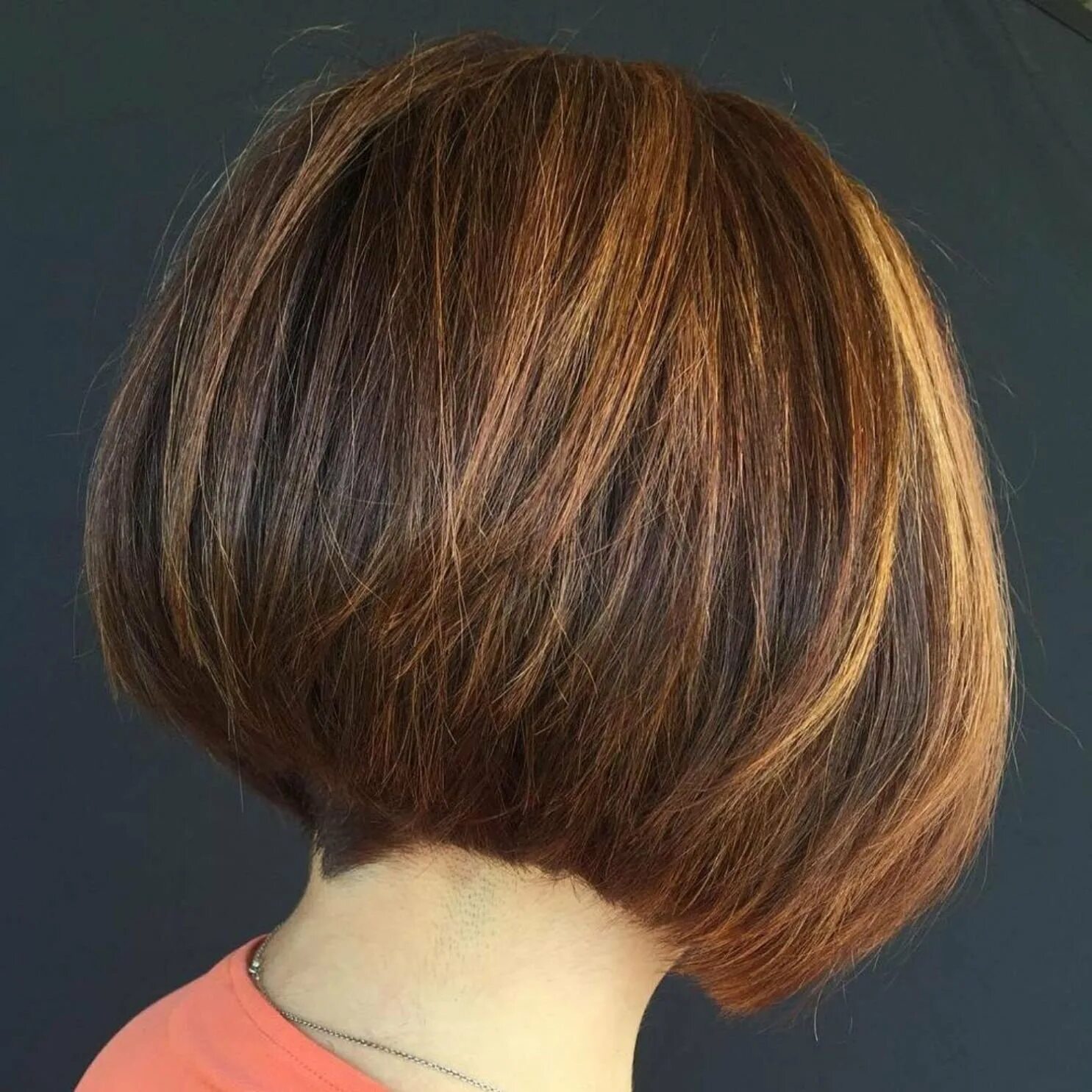 Стрижка Inverted Bob. Стрижка Лонг Боб градуированное каре. Стрижка Боб каре с градуированным затылком.