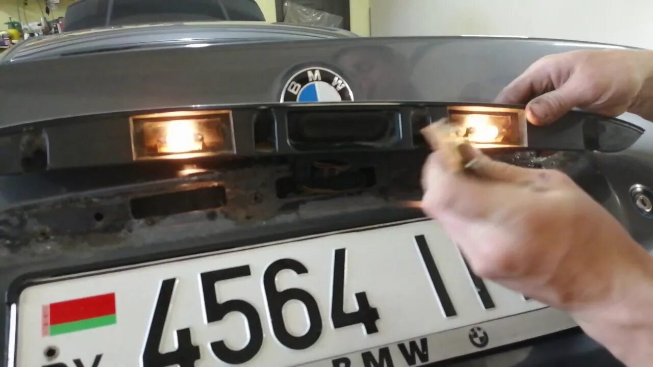 Как заменить лампочку номерного знака Замена лампы в подсветке номера Toyota bB (QNC20), 1,5 л, 2008 года электроник