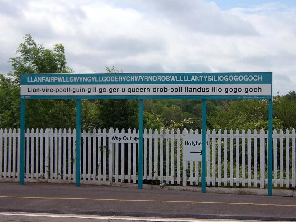 Деревня Лланвайр-Пуллгвингилл в Великобритании. Самое длинное название деревни в Уэльсе. Самое длинное название станции. Самое длинное название железнодорожной станции в Уэльсе.