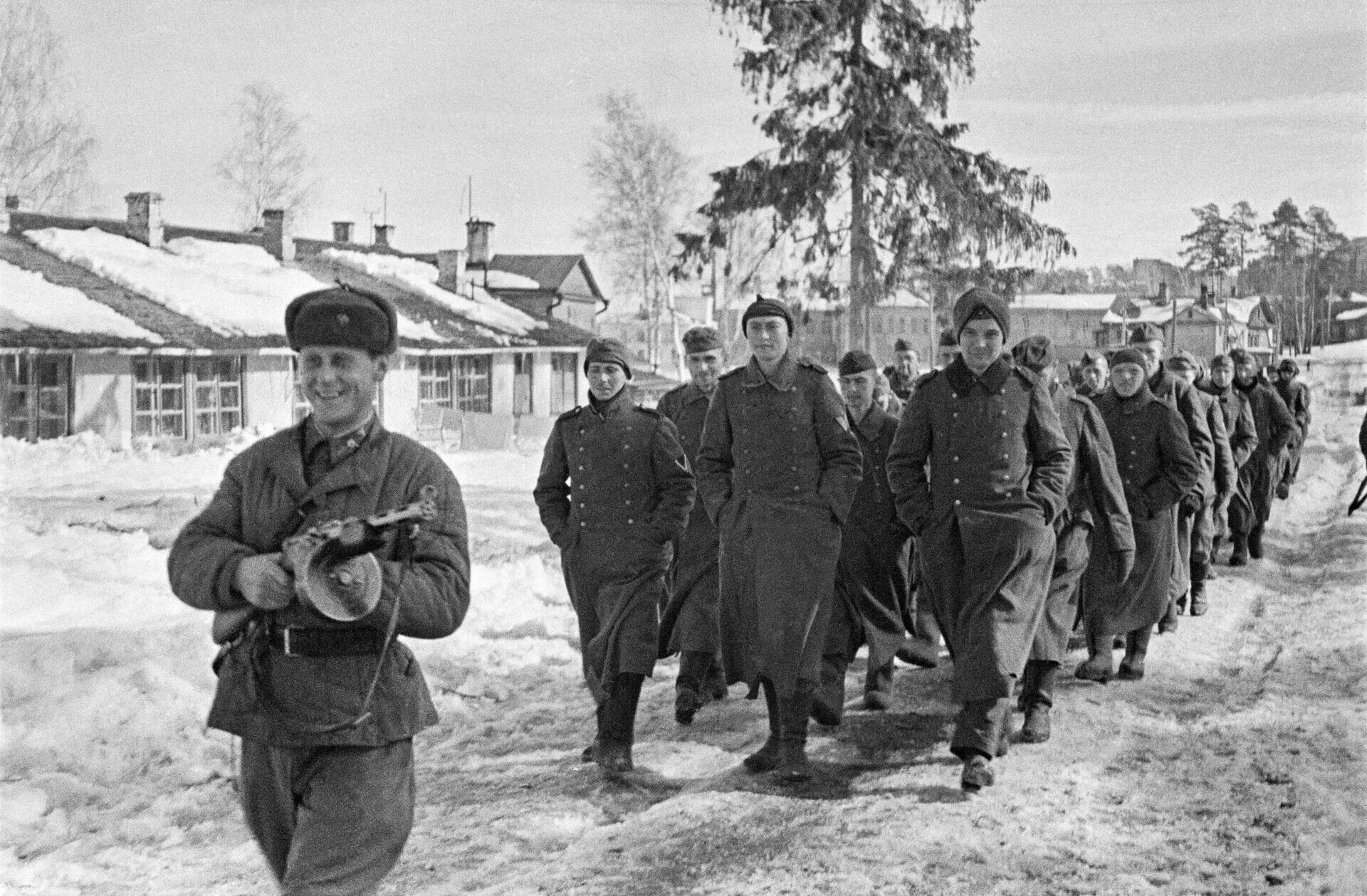 Гонит строй. Солдаты вермахта под Москвой 1941. Пленные немцы под Москвой 1941. Немцы под Москвой 1941 зима. Немецкий пленный солдат 1941.