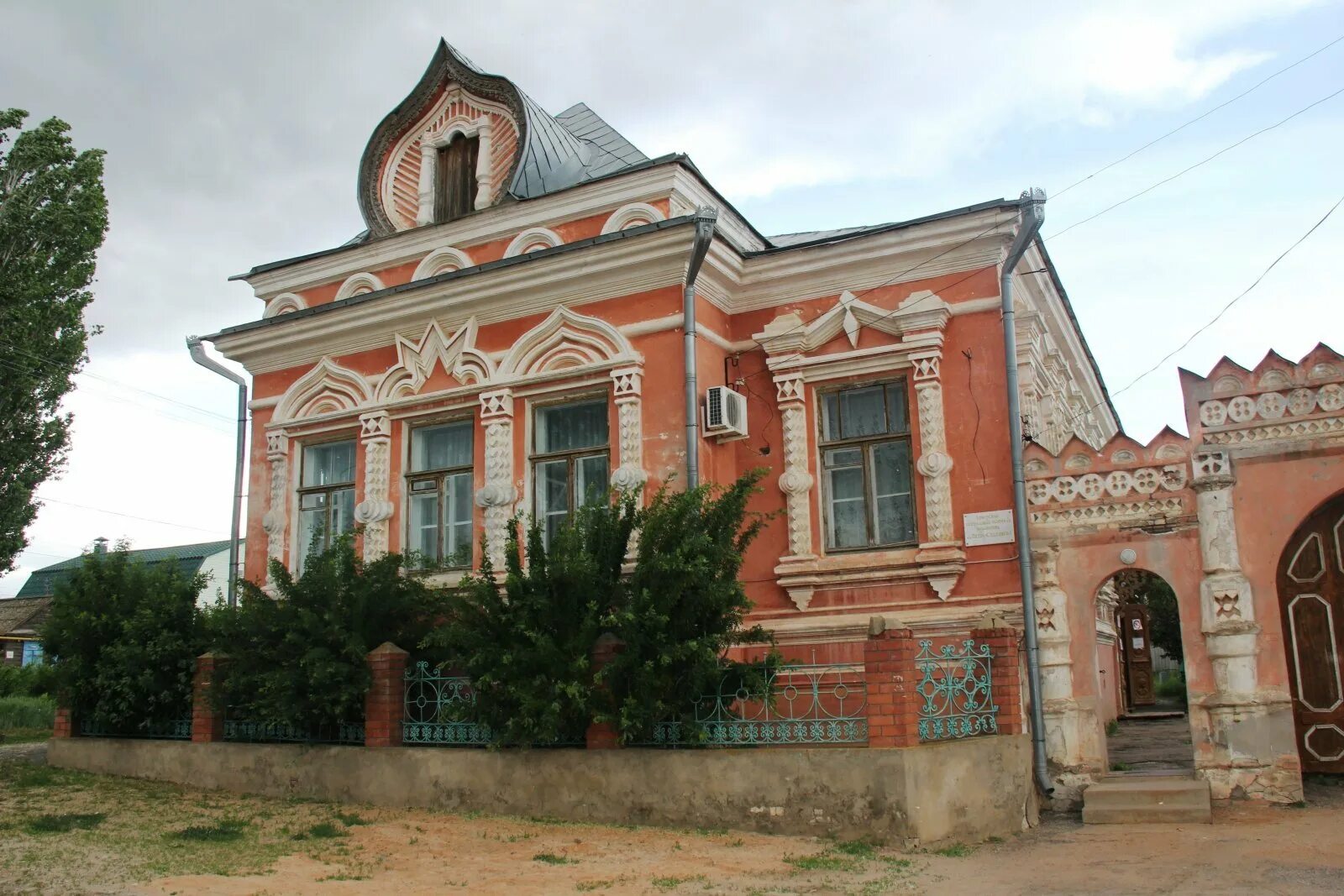 Дубовка волгоградская область школы. Дом купца Жемарина Дубовка. Городское поселение город Дубовка. Дом купца Жемарина в Дубовке Волгоградской области. Город Дубовка Волгоградская область.