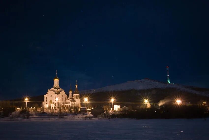 Город заполярный мурманская область северное сияние. Когда заканчивается полярная ночь в мончегорске. Мурманск зима ночь. Храм мончегорск зимой. Северное сияние оленегорск.