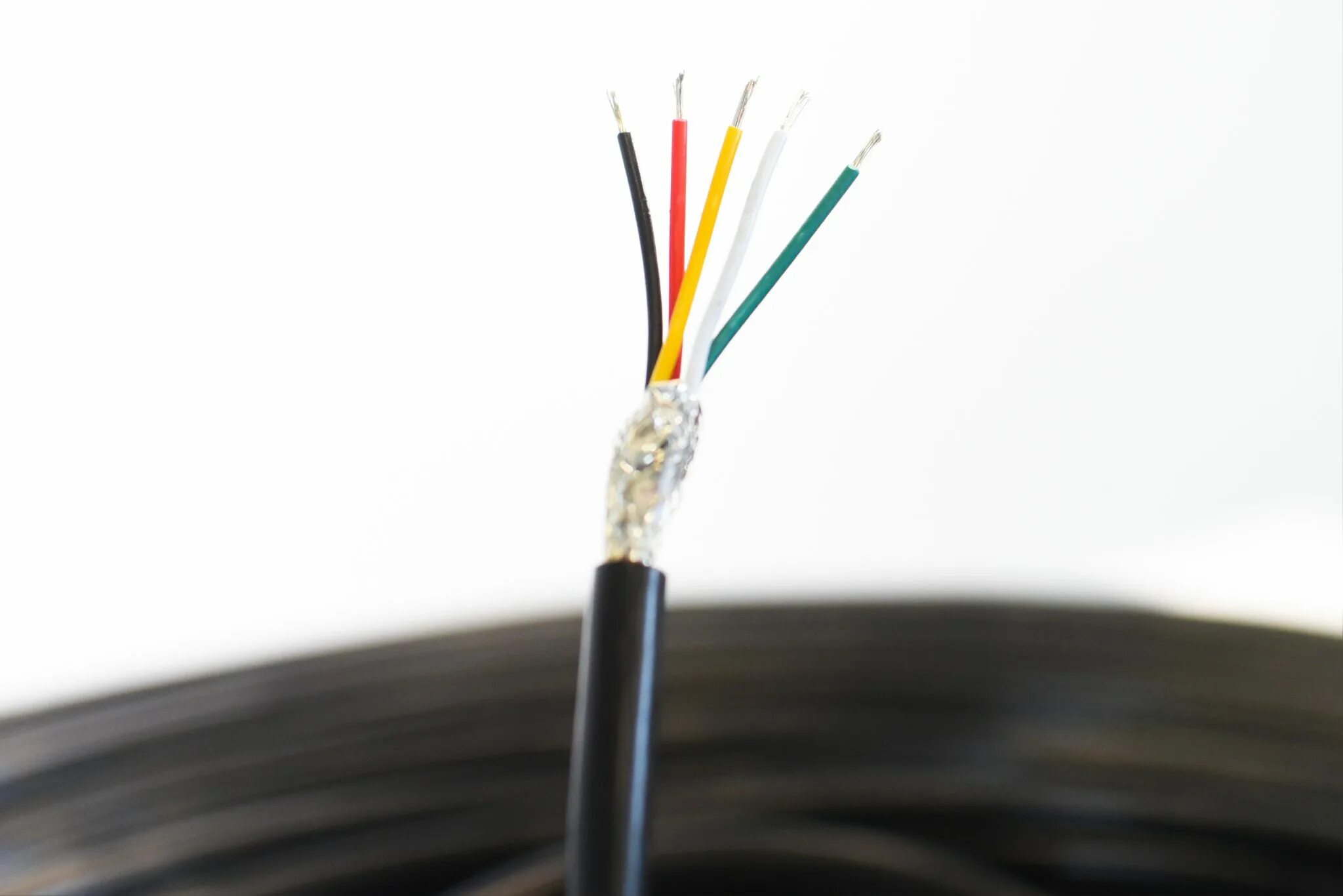 Кабель пвх 3. AWG 0.3 мм 3 кабель. Кабель 24 AWG 0.25 mm2. Кабель 24 жилы лифтовый. Провод армированный ИДФР685612.003-05и.