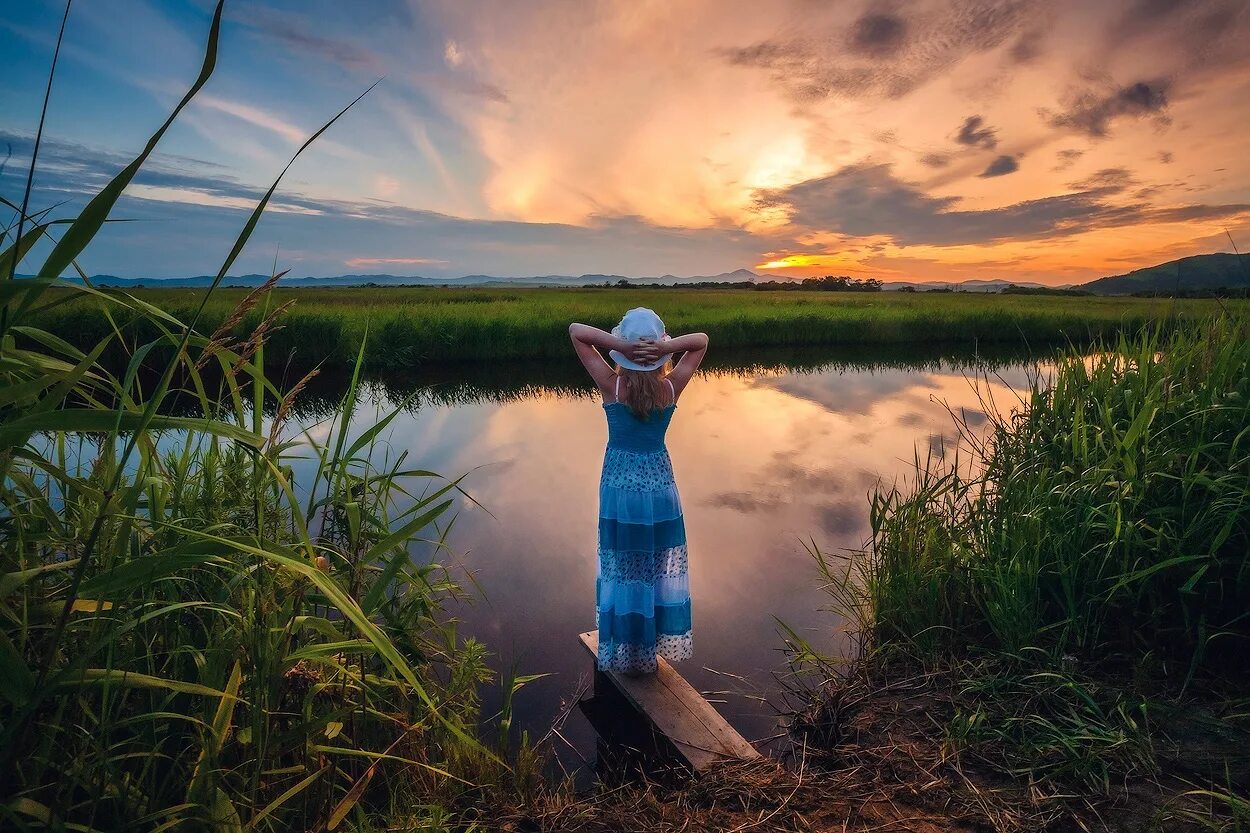 Ждет меня на берегу самая красивая песня. Фотосессия летом на речке. Девушка у реки. Девушки на речке. Человек у реки.