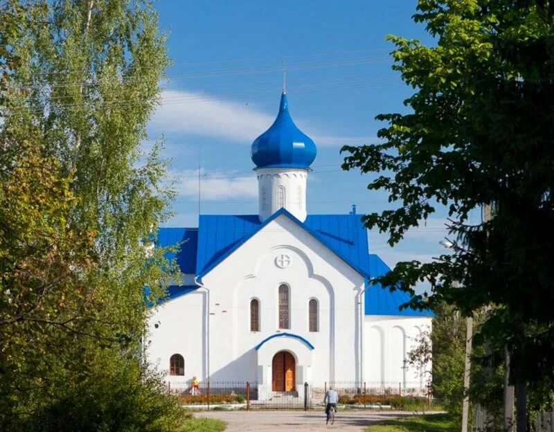 Храм Святого духа Батецкий. Батецкий поселок. Посёлок Батецкий Новгородской области. Церковь п.Батецкий.