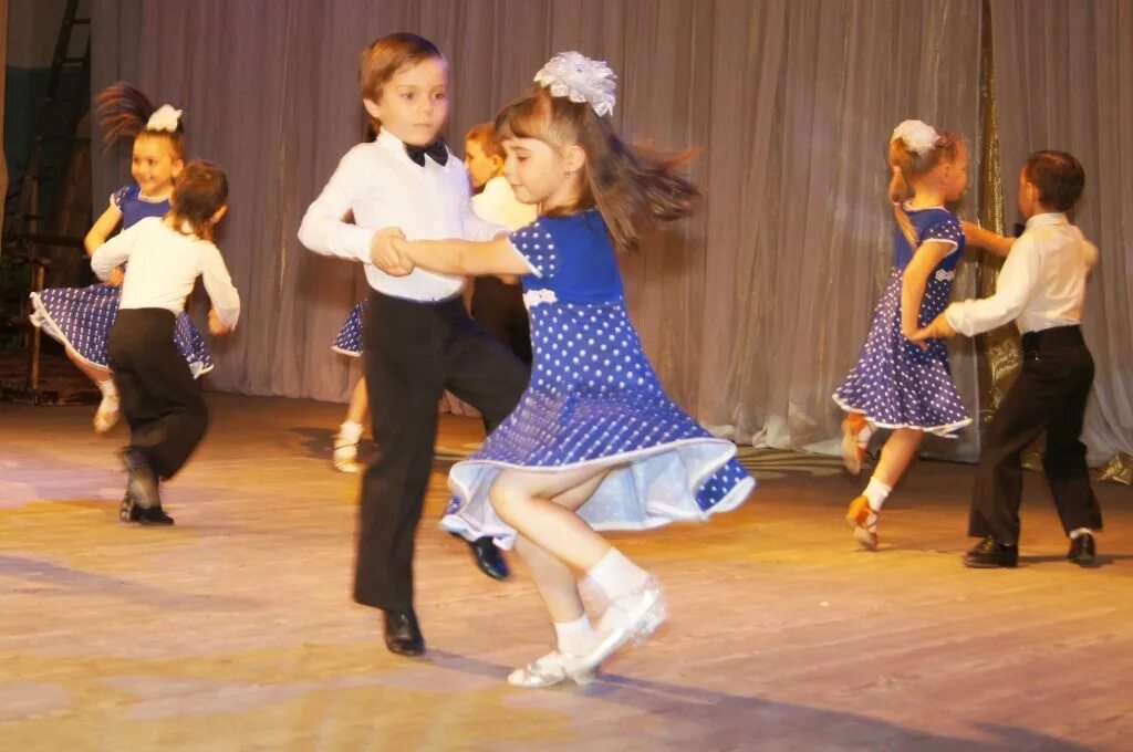 Полечка для маленьких сандаликов танец на выпускном. Танцы в детском саду. Полька танец. Танец полька для детей. Танец детство.