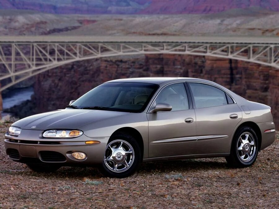 Oldsmobile Aurora 2002.